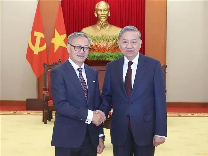 Le secrétaire général du Parti, Tô Lâm (droite), et le ministre des Affaires étrangères du Laos, Thongsavanh Phomvihane, en visite officielle au Vietnam. Photo : VNA. 