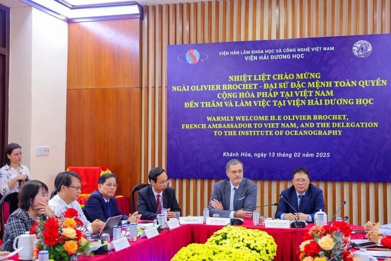 L'ambassadeur de France au Vietnam, Olivier Brochet, visite l'Institut d'océanographie, relevant de l'Académie des sciences et technologies du Vietnam. Photo: baokhanhhoa 