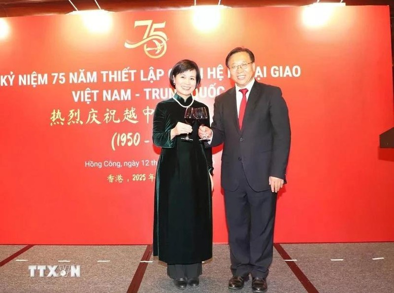 La consule générale du Vietnam Lê Duc Hanh (à gauche) et le commissaire du ministère chinois des Affaires étrangères à Hong Kong Cui Jianchun lors de la célébration. Photo : VNA. 