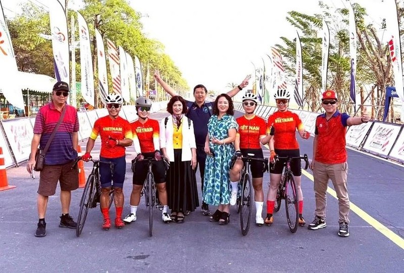 Lors de la 6e journée de compétition, le 12 février, au Championnat d'Asie de cyclisme sur route 2025 en Thaïlande, Tôn Hoang Khanh Lan a remporté la deuxième médaille d'or pour l’équipe cycliste vietnamienne dans la course en ligne féminine Master. Photo: la Fédération vietnamienne de cyclisme et de sports mécaniques (VCF). 