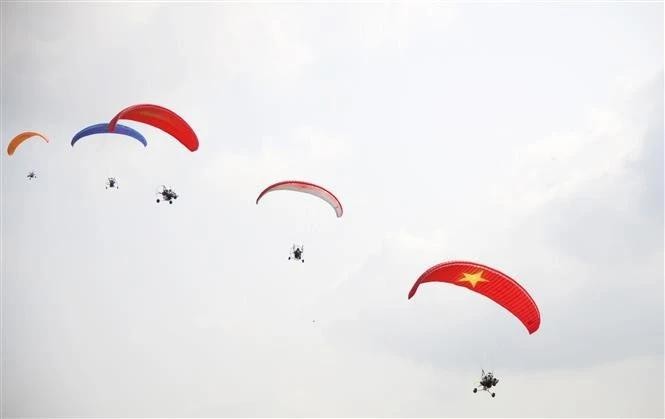 Plus de 30 pilotes nationaux et étrangers au premier tournoi de parapente élargi de Ho Chi Minh-Ville. Photo : VNA. 