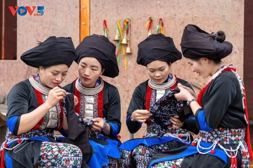 Les tenues revisitées des femmes Dao préservent les éléments essentiels du costume traditionnel 