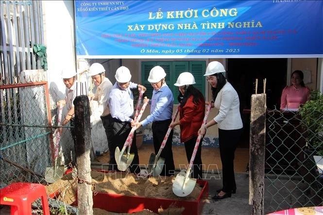 Début de la construction de maisons pour les personnes ayant rendu des services méritoires dans la ville de Can Tho. Photo : VNA. 