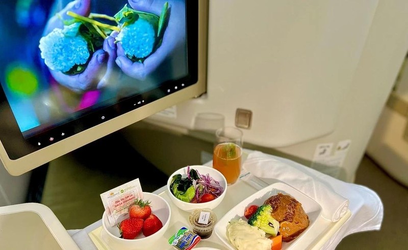 Vietnam Airlines met des spécialités agricoles locales comme des fraises, des prunes, des mangues, des litchis... à son menu à bord. Photo : VNA. 