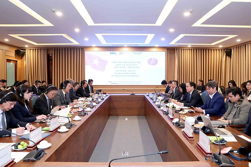 Le programme "Connexion et coopération Vietnam - Japon dans les semi-conducteurs" constitue un préalable essentiel à la visite d’une délégation de haut niveau des entreprises japonaises de semi-conducteurs au Vietnam, visant à étudier l’environnement des affaires, favoriser les investissements et renforcer la coopération bilatérale. Photo : MPI