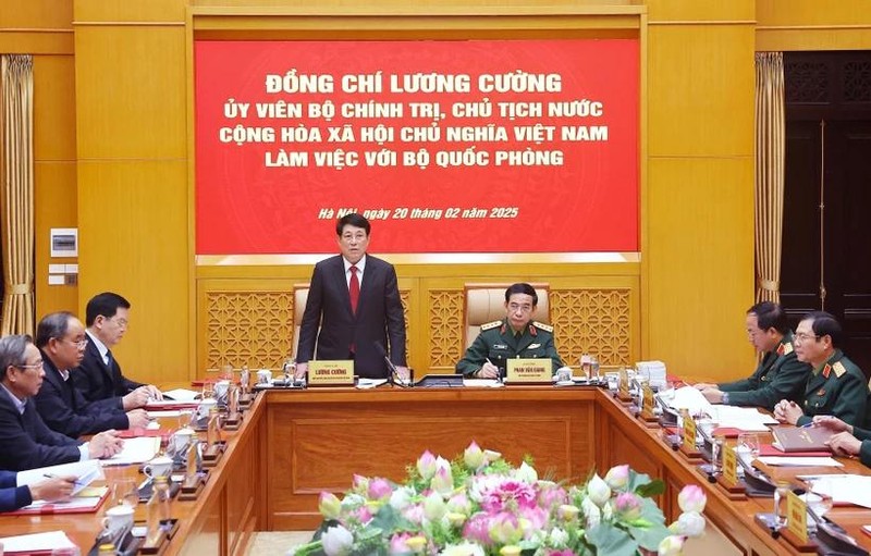 Le président de la République Luong Cuong (debout) s'exprime lors de la séance de travail avec le ministère de la Défense, à Hanoi, le 20 février. Photo : VNA. 