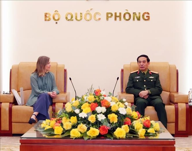 Le général Phan Van Giang, ministre de la Défense (droite) reçoit à Hanoi Stefanie Beck, vice-ministre canadienne de la Défense, à l'occasion de sa visite au Vietnam pour coprésider le 3ᵉ Dialogue sur la politique de défense Vietnam - Canada. 