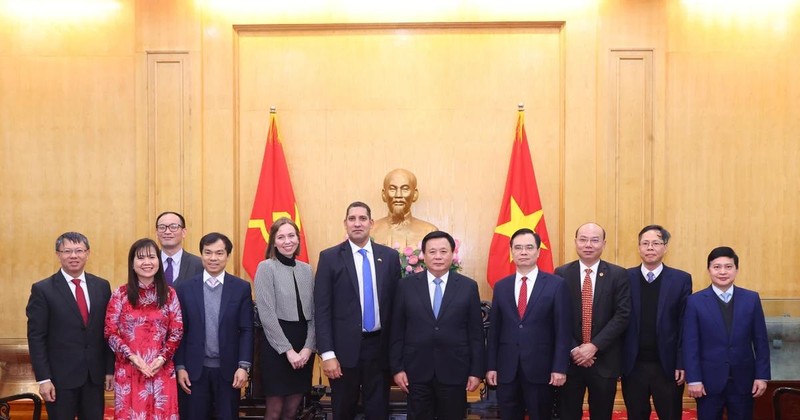 Nguyên Xuân Thang, membre du Bureau politique, directeur de l'Académie nationale de politique Hô Chi Minh et président du Conseil théorique central, l'ambassadeur de Suède au Vietnam, Johan Ndisi et d'autres délégués. Photo : VNA. 