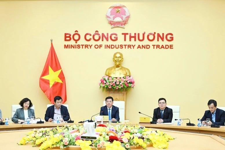 Le ministre de l'Industrie et du Commerce, Nguyên Hông Diên travaille avec le Comité populaire de la province de Binh Dinh sur l'investissement dans le projet de complexe de production de tissus de haute technologie du groupe Syre. Photo : baochinhphu.vn 