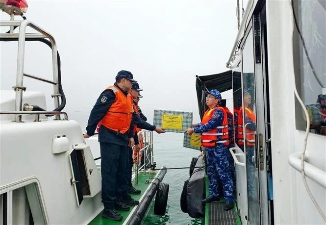 Les garde-côtes du Vietnam et de la Chine effectuent une patrouille conjointe dans les eaux du golfe du Bac Bo. Photo : VNA. 