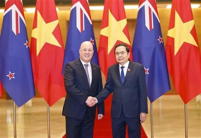 Le président de l’Assemblée nationale Trân Thanh Mân (droite) et le Premier ministre néo-zélandais Christopher Luxon. Photo : VNA 