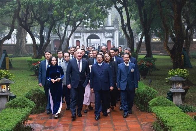 Les Premiers ministres vietnamien et néo-zélandais visitent le Temple de la Littérature à Hanoi. Photo : VNA. 