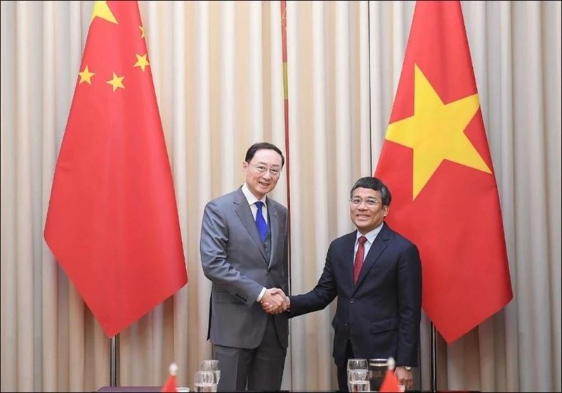 Le vice-ministre permanent des Affaires étrangères et secrétaire général du Comité directeur pour la coopération bilatérale Vietnam-Chine Nguyên Minh Vu (droite) et e vice-ministre chinois des Affaires étrangères et secrétaire général du Comité directeur pour la coopération bilatérale Chine-Vietnam, Sun Weidong. Photo : VNA.