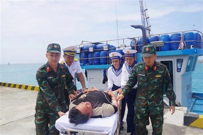 Le centre médical de l'île de Truong Sa, du district de Truong Sa dán la province de Khanh Hoa (Centre), a pris en charge en urgence un pêcheur victime d’un AVC alors qu’il travaillait en mer. Photo: VNA 