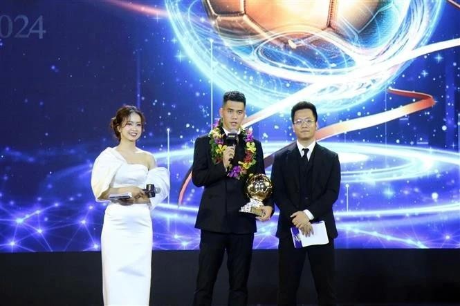 Chez les hommes, le Ballon d'Or a été attribué à Nguyên Tiên Linh, du club Becamex Binh Duong. Photo : VNA. 