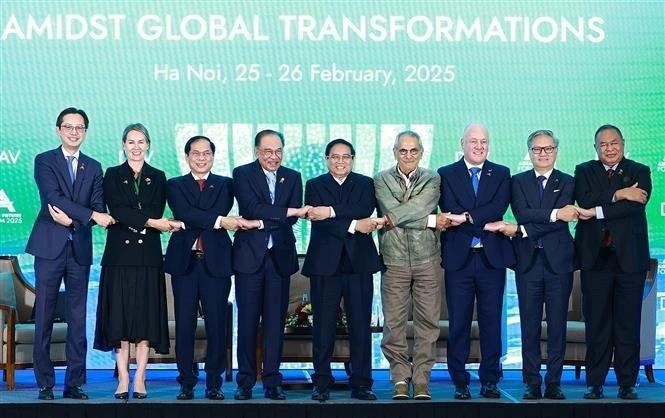 Le Premier ministre Pham Minh Chinh (au centre), le Premier ministre malaisien Anwar bin Ibrahim, le Premier ministre néo-zélandais Christopher Luxon, le président du Timor-Leste José Ramos-Horta et des chefs de délégations à la session plénière du Forum sur l'avenir de l'ASEAN. Photo : VNA. 