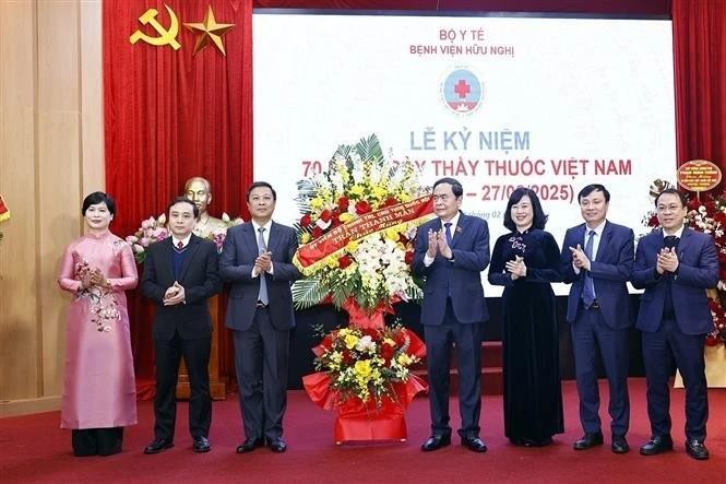 Le président de l’Assemblée nationale, Trân Thanh Mân présente ses voeux à l’hôpital Huu Nghi, à Hanoi. Photo: VNA 