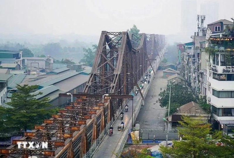 Le pont Long Biên fut le premier pont en acier construit au-dessus du fleuve Rouge, reliant les arrondissements de Hoan Kiem, Ba Dinh et Long Bien à Hanoï. Photo: VNA 