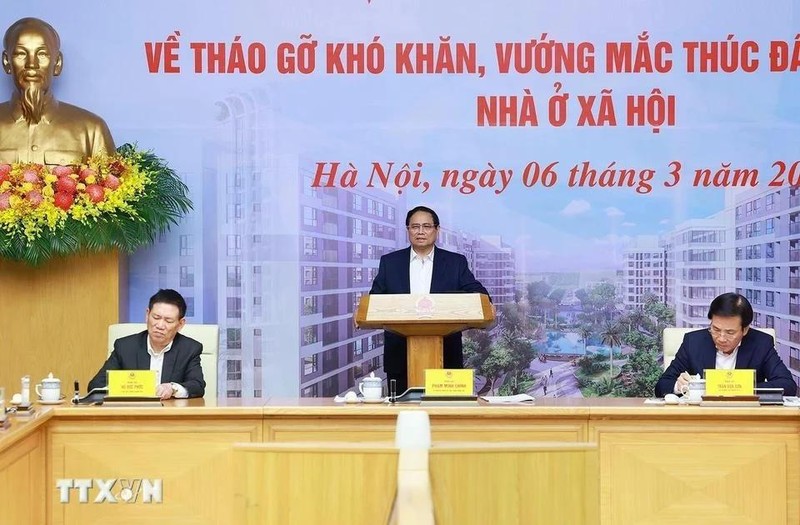 Le Premier ministre Pham Minh Chinh préside le 6 mars à Hanoï la Conférence nationale en ligne sur le règlement des difficultés et des obstacles et la promotion du développement de logements sociaux. Photo : VNA. 