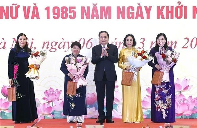 Le président de l'Assemblée nationale Tran Thanh man félicite des femmes députées à Hanoï. Photo : VNA. 