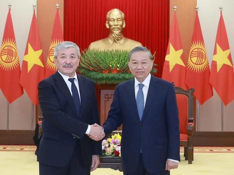 Le secrétaire général du Comité central du Parti communiste du Vietnam (PCV) Tô Lâm (droite) et le Premier ministre kirghize Adylbek Kasymaliev. Photo : VNA. 