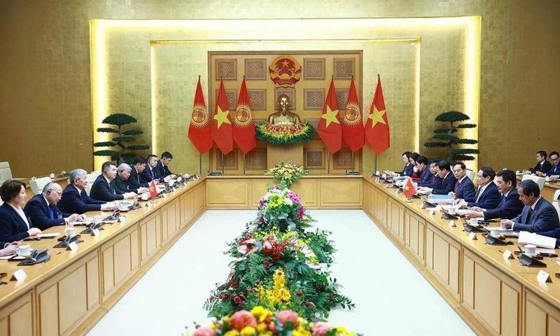 Lors des entretiens entre le Premier ministre vietnamien Pham Minh Chinh et son homologue kirghize Adylbek Kasymaliev. Photo : VNA. 