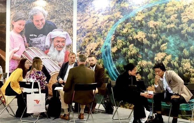 De nombreux visiteurs et partenaires étrangers sont venus au stand vietnamien du Salon international du tourisme ITB de Berlin pour en savoir plus sur le tourisme vietnamien. Photo : VNA. 