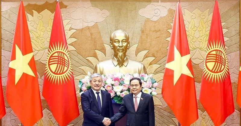 Le président de l'Assemblée nationale du Vietnam, Tran Thanh Man (droite) et le Premier ministre de la République du Kirghizistan, Adylbek Kasymaliev. Photo : VNA. 