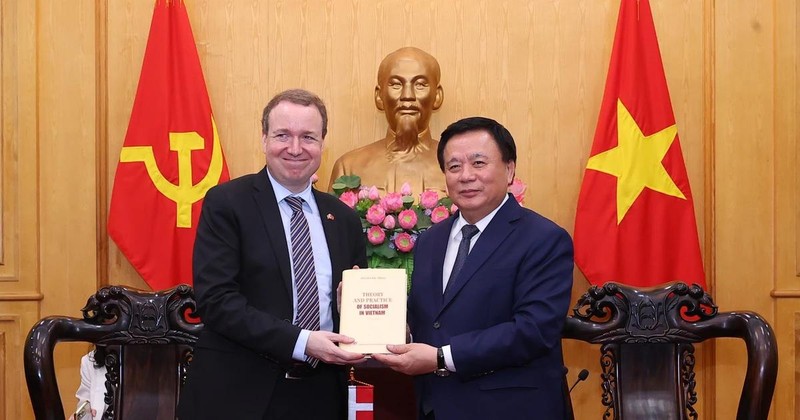 Le président de l’Académie nationale de politique Hô Chi Minh (HCMA), Nguyên Xuân Thang (à droite) et le président de la Commission de politique étrangère du Parlement danois, Michael Aastrup Jensen. Photo : VNA. 