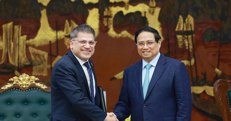 Le Premier ministre Pham Minh Chinh (à droite) serre la main du président-directeur général d’AstraZeneca Vietnam, Nitin Kapoor, à Hanoi, le 5 mars. Photo : VNA. 