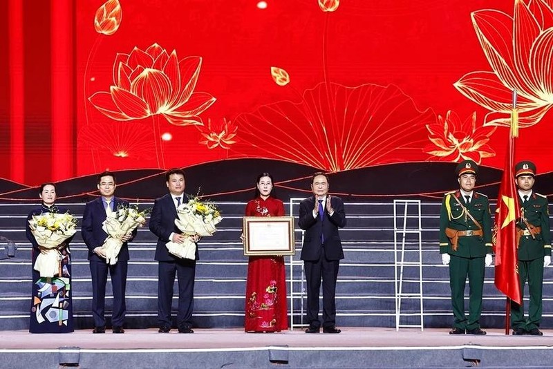 Le président de l'Assemblée nationale, Tran Thanh Man, remet l'Ordre du Travail de première classe au Comité du Parti, aux autorités et au peuple de Quang Ngai. Photo : VNA. 