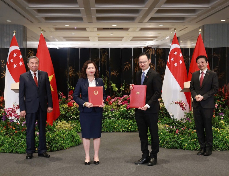 Le secrétaire général To Lam et le Premier ministre singapourien Lawrence Wong assistent à la cérémonie de lettre d'intention entre la Commission nationale des valeurs mobilières du Vietnam (SSC) et l'Autorité monétaire de Singapour (MAS). Photo : baodautu.