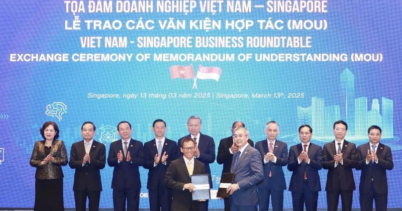 Échange du protocole d'accord de coopération entre Vietnam Airlines et Singapore Airport Terminal Services Limited (SATS). Photo : VNA. 