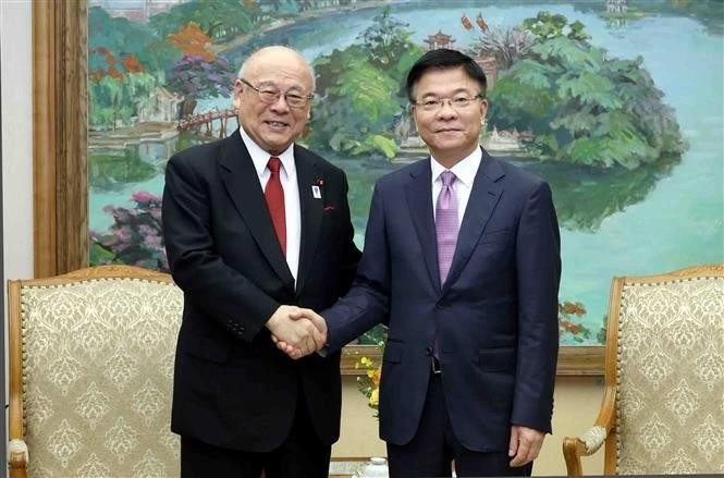 Le vice-Premier ministre Lê Thanh Long (droite) et Takebe Tsutomu, conseiller spécial de l'Alliance parlementaire d'amitié Japon-Vietnam. Photo: VNA 