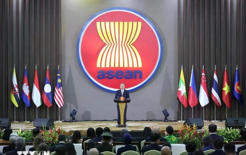 Le secrétaire général du Parti communiste du Vietnam (PCV), Tô Lâm, prononce un discours lors de la cérémonie marquant le 30e anniversaire de l'adhésion du Vietnam à l'ASEAN. Photo : VNA. 