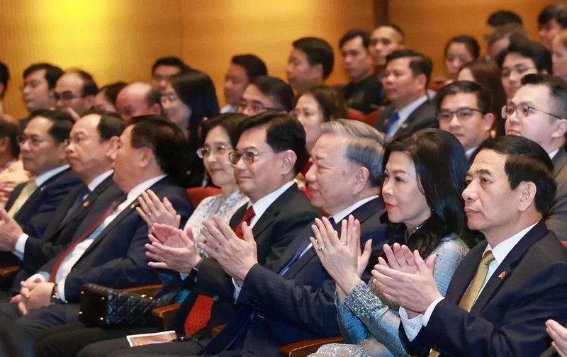 Le secrétaire général Tô Lâm et son épouse, le vice-Premier ministre singapourien Heng Swee Keat et l’épouse de celui-ci, et les délégués assistent à un concert à l'Université nationale de Singapour. Photo : VNA. 