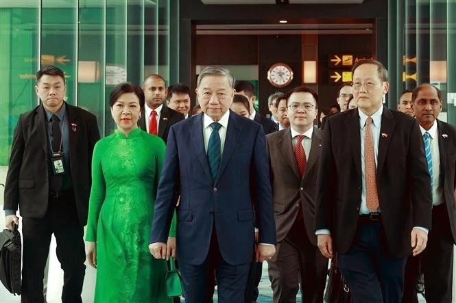 Le secrétaire général du Comité central du Parti communiste du Vietnam, Tô Lâm et son épouse à l'aéroport Changi de Singapour. Photo : VNA. 