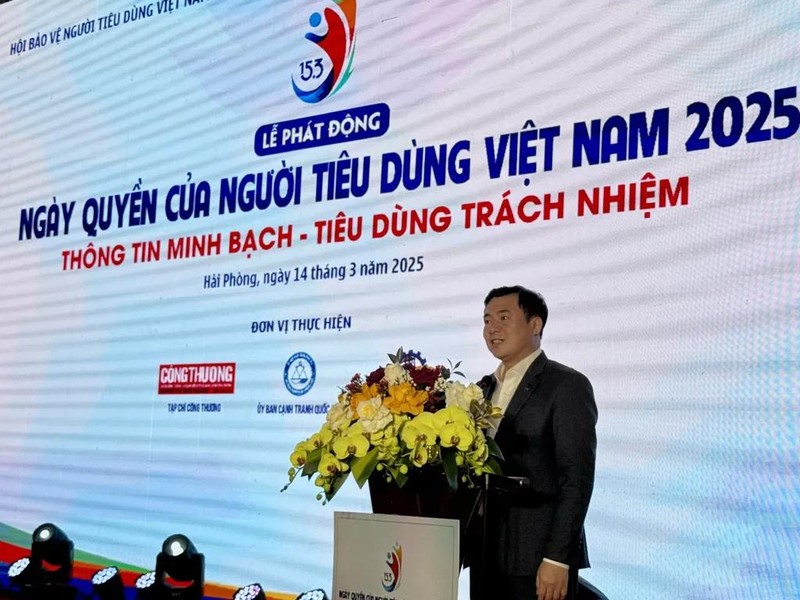 Le vice-ministre de l'Industrie et du Commerce, Nguyên Sinh Nhât Tân, a souligné que "la protection des droits légitimes des consommateurs est une responsabilité partagée entre les autorités, les entreprises et la société". Photo : Công Thuong