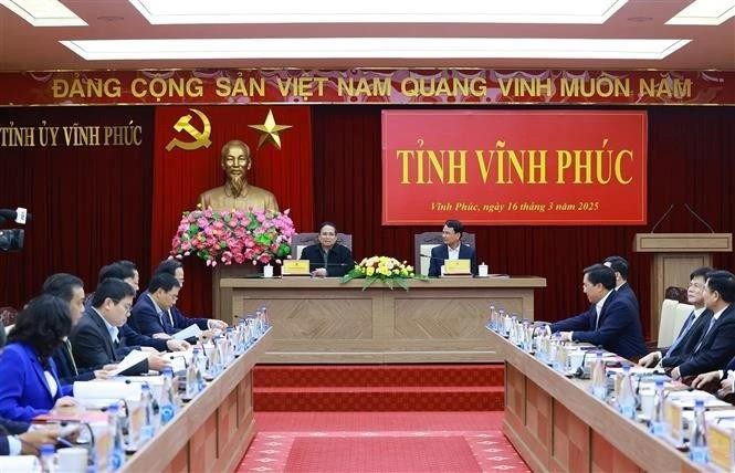 Le Premier ministre Pham Minh Chinh a travaillé avec la Permanence du Comité provincial du Parti sur la situation de développement socio-économique et la réponse aux propositions et recommandations pour que la province se développe rapidement et durablement. Photo : VNA. 