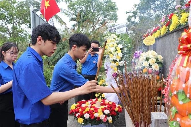 Des jeunes offrent de l'encens en commémoration des 504 civils innocents tués. Photo: VNA 