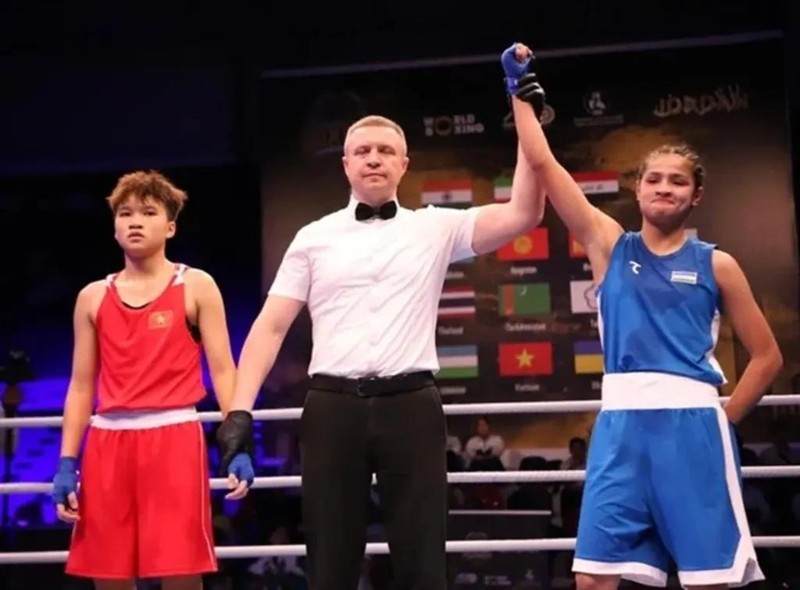 Luu Thi Ngoc Hà (Vietnam) (à gauche) s’incline face à Alimkhanova Raykhona (Zambie) en demi-finale des moins de 15 ans (-43 kg) et remporte ainsi le bronze aux Championnats d’Asie de boxe U15 et U17 2025. 