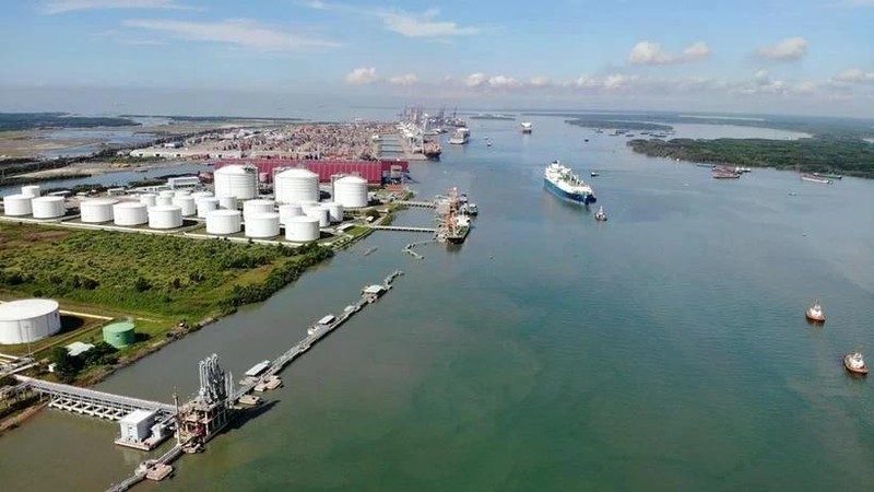 Opérations d’importation de GNL au terminal de Thi Vai. Photo : VNA 