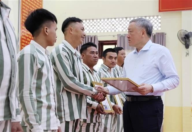 Le vice-Premier ministre permanent Nguyên Hoa Binh remet les certificats d’amnistie aux personnes graciées. Photo: VNA 