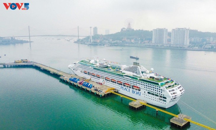 Peace Boat a accosté au port d'Ha Long le matin du 30 avril. Photo: Truong Giang/VOV 