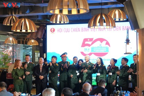 Les vétérans vietnamiens en Russie chantent des chansons louant les soldats, la patrie et le pays. Photo : VOV – Moscou.