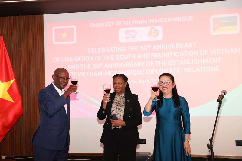 La cérémonie célébrant le 50e anniversaire de la libération du Sud et de la réunification nationale (30 avril 1975 - 30 avril 2025) et le 50e anniversaire de l'établissement des relations diplomatiques entre le Vietnam et le Mozambique (25 juin 1975 - 25 juin 2025) dans la capitale Maputo. Photo : Ambassade du Vietnam au Mozambique.