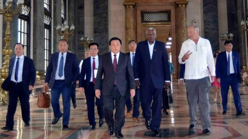 Le président de l'Assemblée nationale cubaine, Esteban Lazo, a souhaité la bienvenue au camarade Nguyen Xuan Thang et à la délégation vietnamienne. Photo : Ambassade du Vietnam à Cuba.
