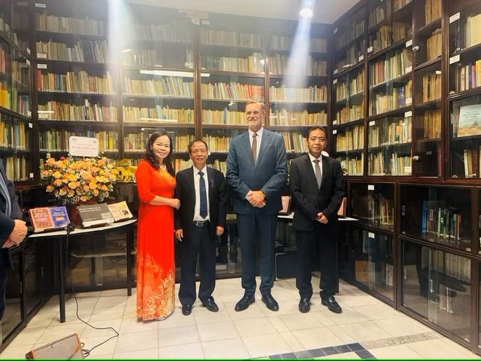 L'ambassadeur de France au Vietnam, Olivier BROCHET, et le vice-ministre de la Culture, des Sports et du Tourisme, Hoang Dao Cuong, ont félicité le Dr Tran Huu Son et son épouse. Photo : Vanhoa.
