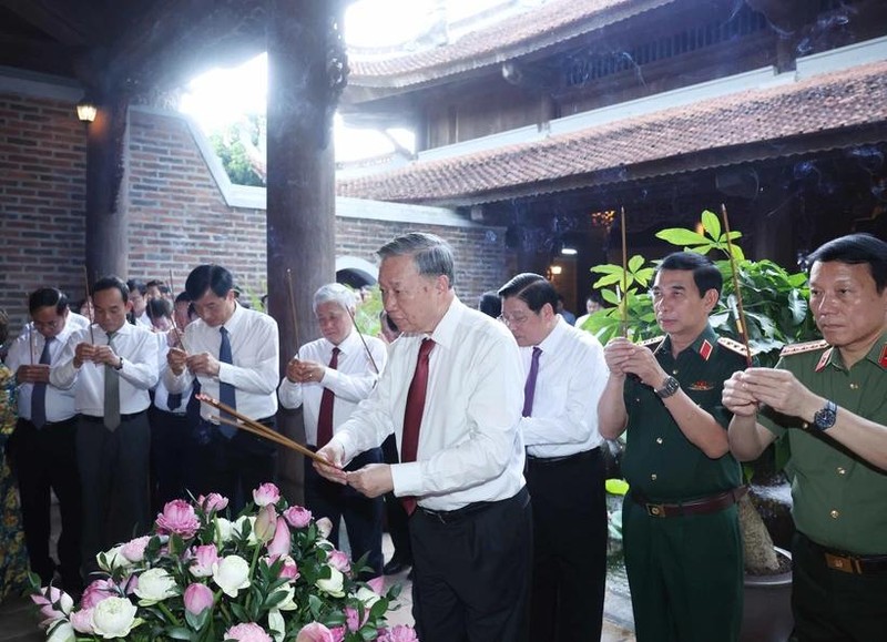 Le secrétaire général du Parti To Lam rend hommage au Président Ho Chi Minh à Nghe An. Photo : VNA. 