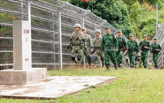 Les gardes-frontières de la province de Diên Biên et celles de la zone Meng Zi (Chine) mènent une patrouille bilatérale. Photo : VNA. 